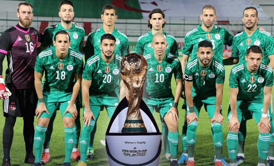 L'équipe d'Algérie de football pose avec la coupe du monde.