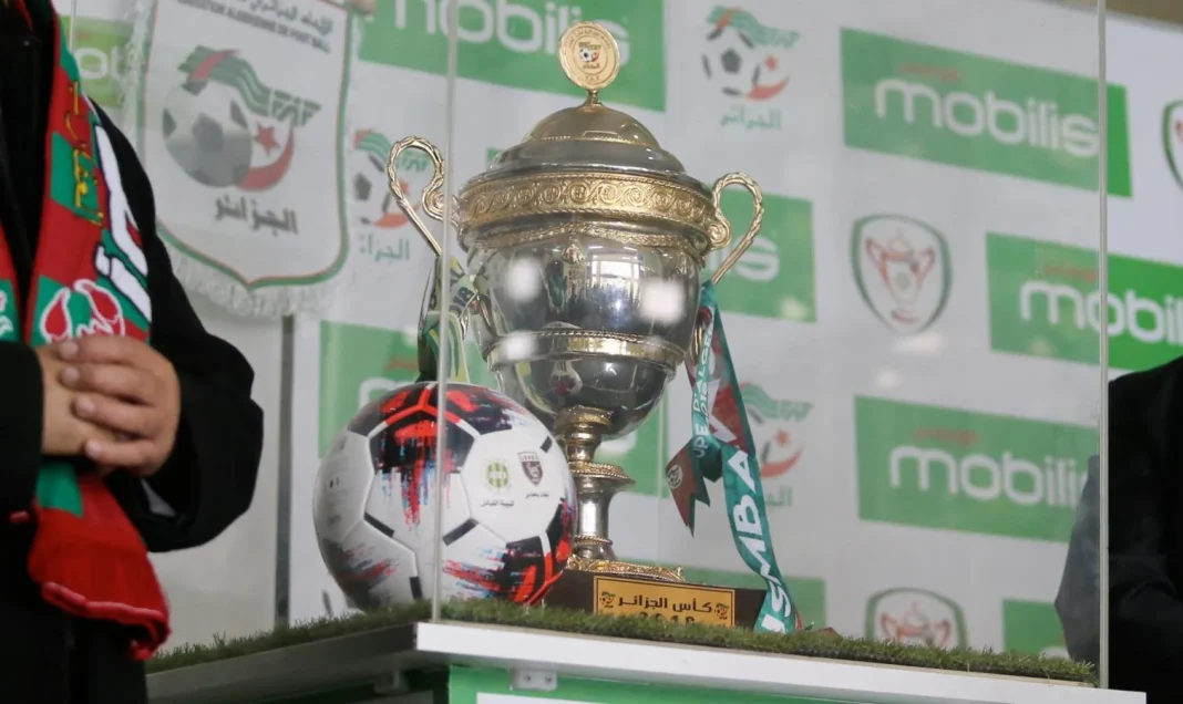 Trophée de la Coupe d'Algérie avec ballon de football.