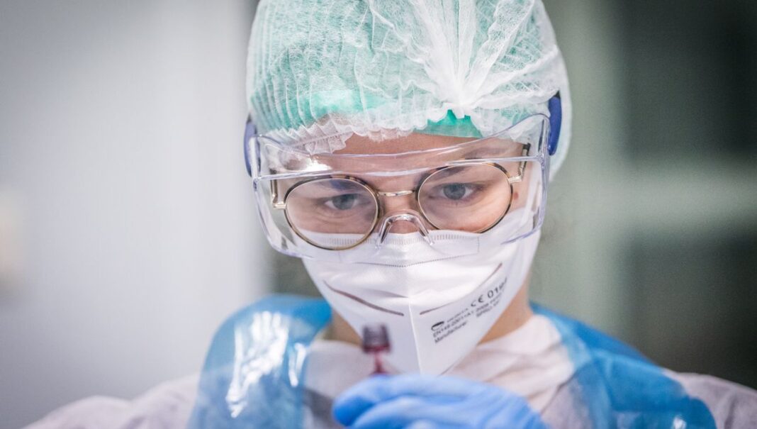 Médecin ou infirmier en protection complète contre le COVID-19.