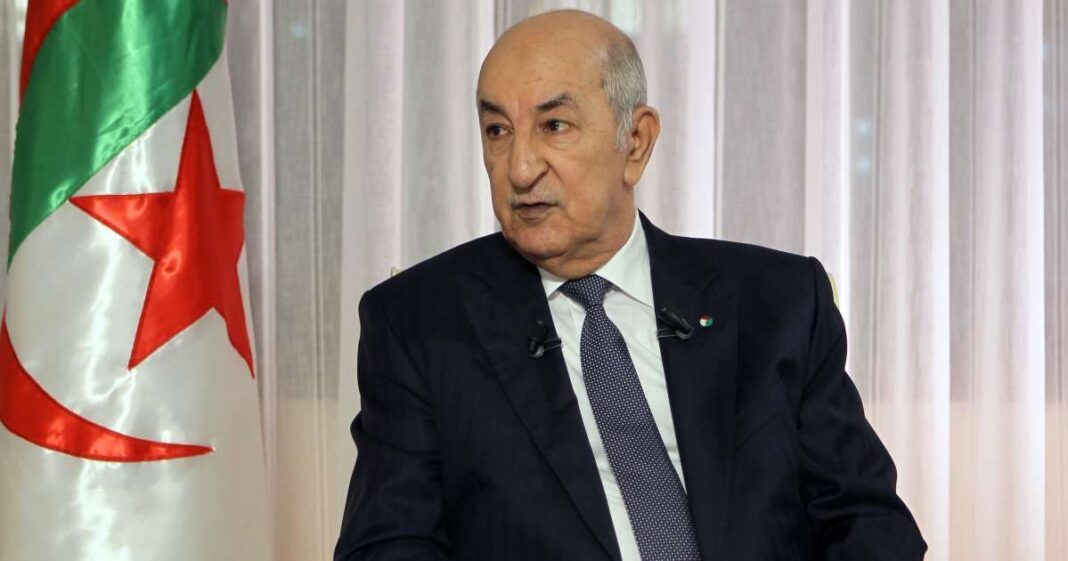 Le président algérien lors d'une interview Le président algérien en interview, symbole de la diplomatie algérienne.
