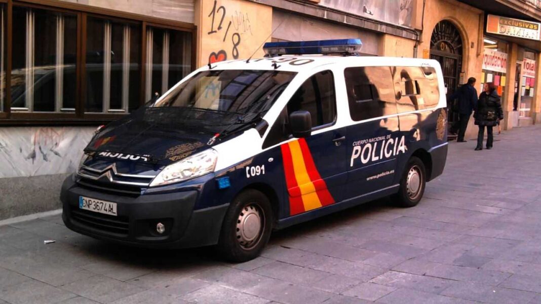 Un algérien arrêté en Espagne pour une affaire d’agression sexuelle sur mineur Véhicule de police espagnol sur une rue urbaine.