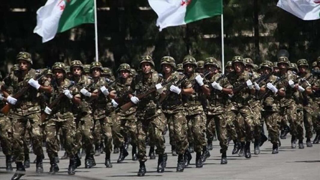 Soldats en uniforme militaire lors d'une parade en Algérie.