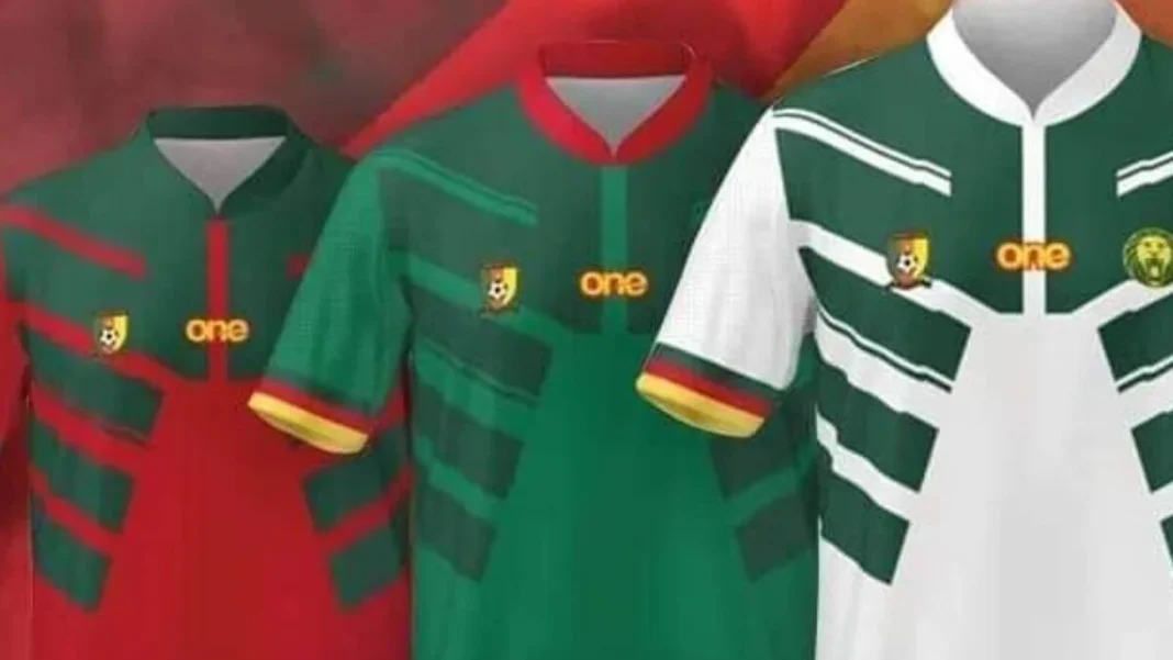 Mondial 2022 : Officiel, le Cameroun dévoile son maillot et brise le rêve mondialiste de l’Algérie Maillots de football du Cameroun 2022, couleurs vert, rouge et blanc.