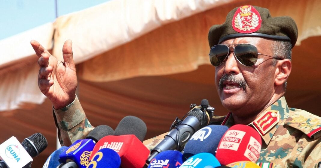 Sécurité: L’armée du soudan compte prendre exemple sur l’Algérie pour gérer la transition Officier militaire soudanais parlant lors d'une conférence avec microphones.