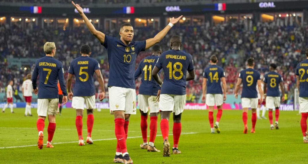 Mondial 2022/France vs Danemark : Mbappé qualifie les bleus en huitièmes de finale Kylian Mbappé avec ses coéquipiers après leur victoire en huitièmes de finale.