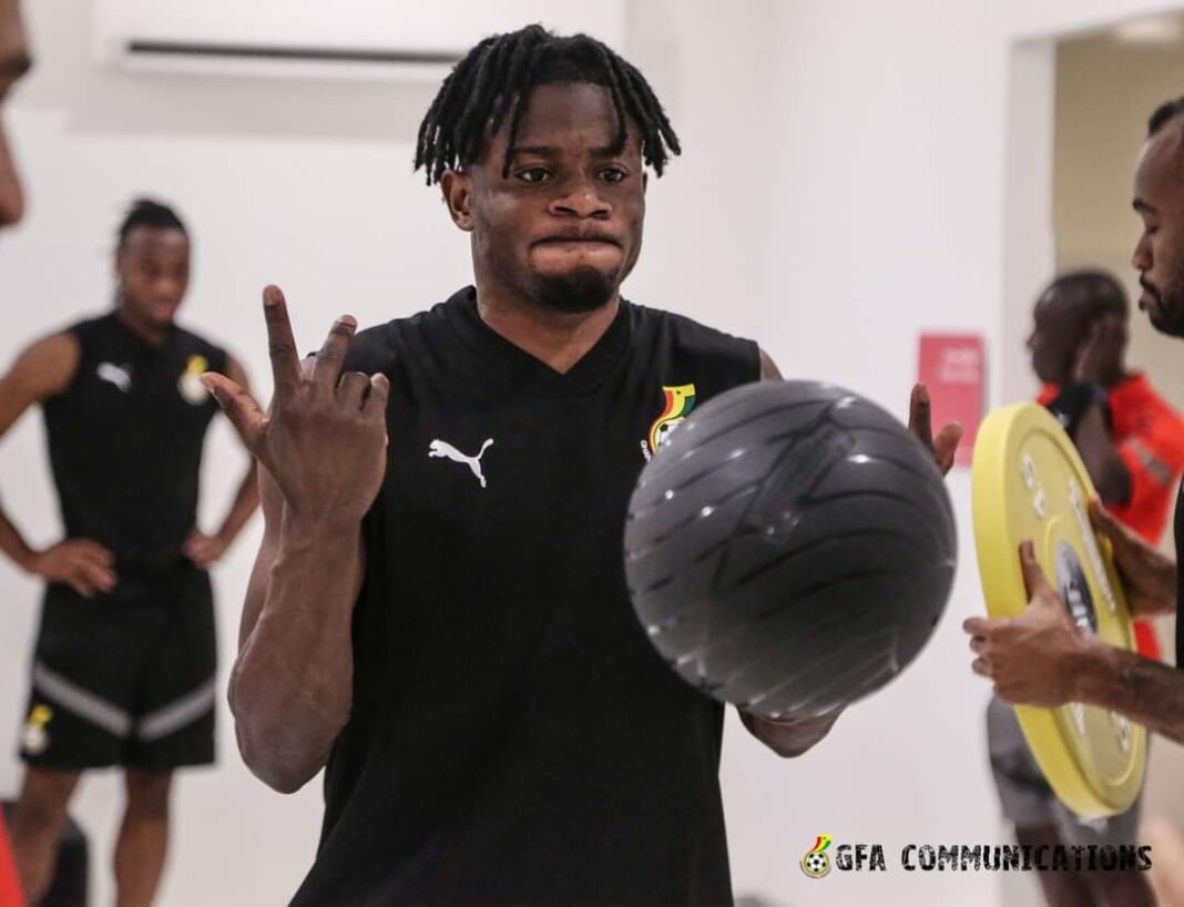 CDM 2022: Alerte à la bombe à l’hôtel du Ghana Footballeur ghanéen en entraînement avec ballon et équipe.