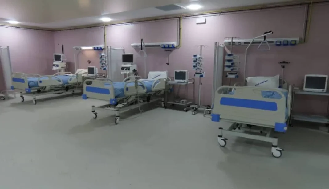Algérie : un premier hôpital régional high-tech inauguré Salle d'hôpital moderne avec équipements high-tech en Algérie.