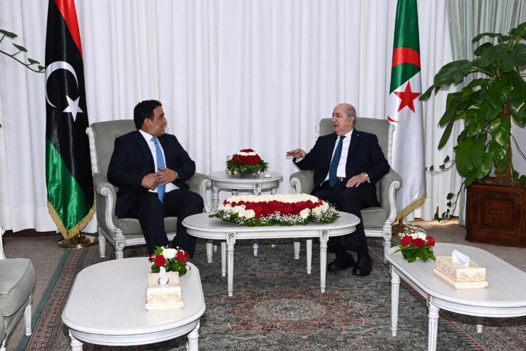 Deux dirigeants discutent lors d'une réunion officielle en Algérie.
