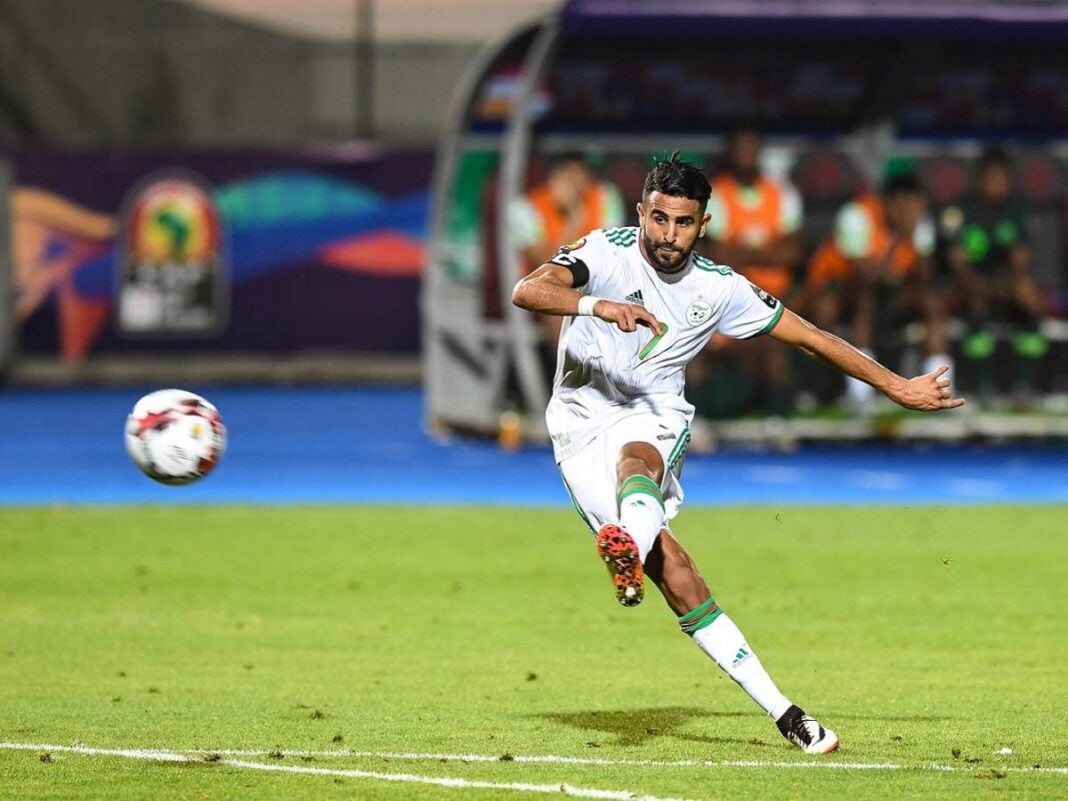 Algérie – Cameroun : découvrez la nouvelle réaction de Mahrez à propos de Gassama Riyad Mahrez en pleine action sur le terrain de football.