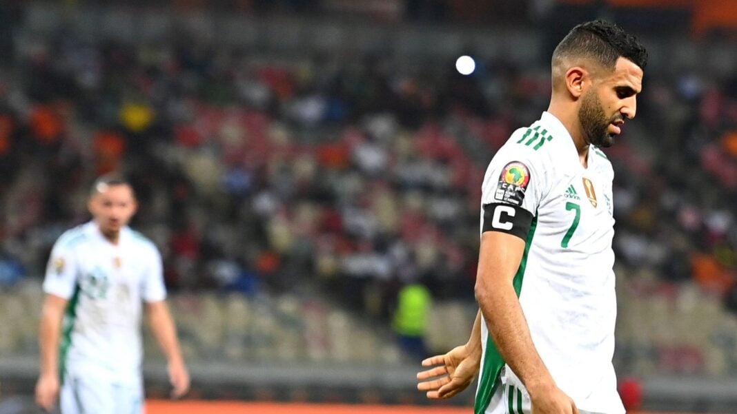 Riyad Mahrez lors d'un match important Riyad Mahrez en action avec l'équipe nationale d'Algérie.