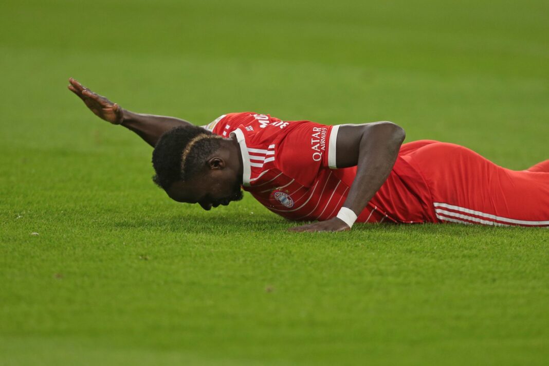 Sadio Mané forfait au mondial à cause de… Joueur de football allongé sur le terrain en pleine action.