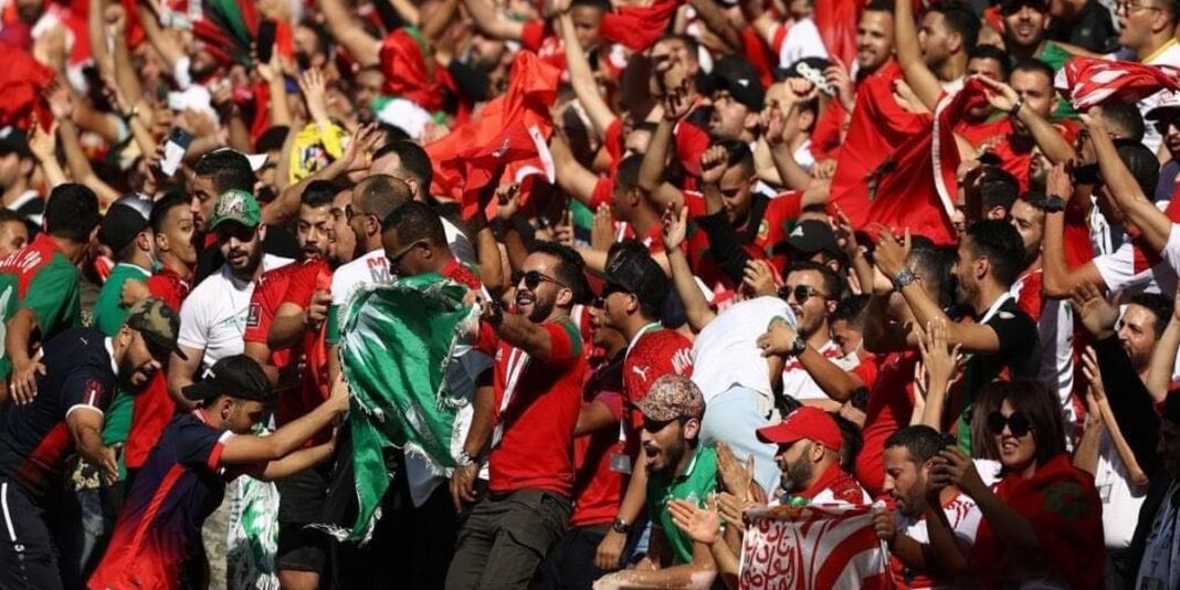 Supporters marocains chantant lors de la Coupe du Monde 2022 au Qatar.