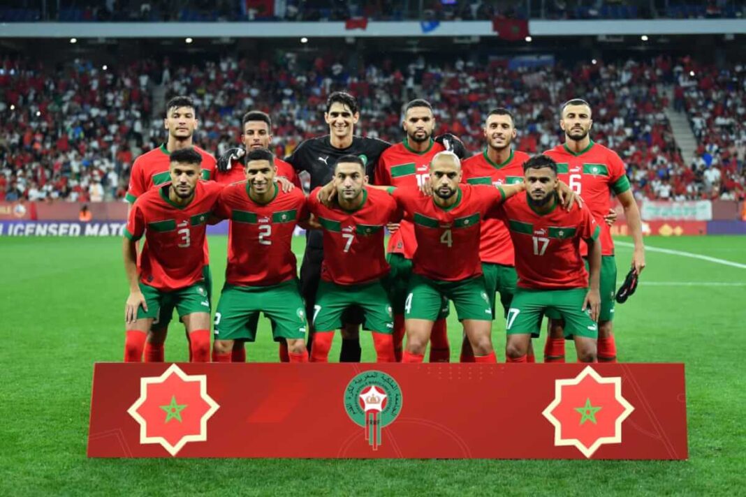 Cdm: voici l’adversaire du Maroc avant le début du tournoi Groupe de joueurs marocains en tenue rouge et verte sur le terrain de football.