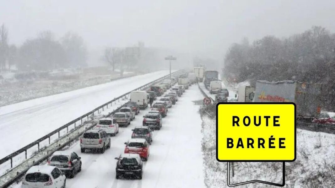Vague de froid de -8 degrés dans ces 30 États Embouteillage sur une route enneigée avec panneau 'Route Barrée'.