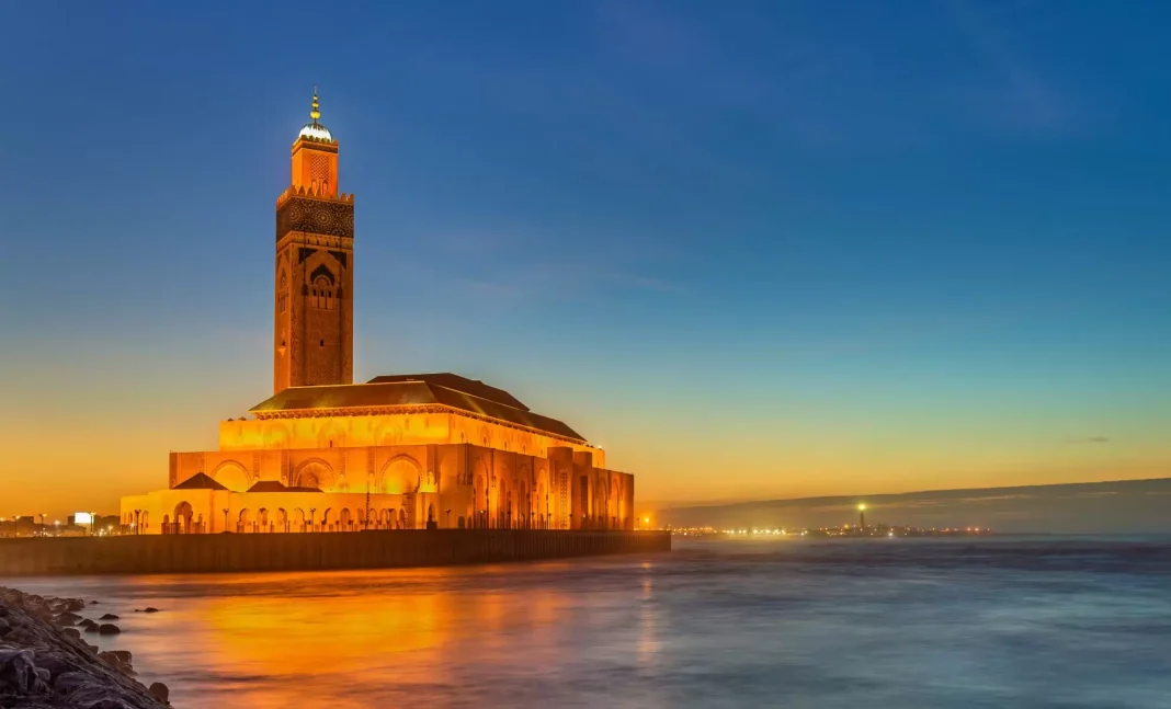 Mosquée Hassan II au coucher du soleil Mosquée Hassan II au coucher du soleil, vue spectaculaire sur l'océan Atlantique.