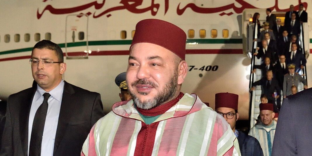 Absent au sommet arabe, Mohamed VI invite Tebboune au Maroc : Qu’arrive-t-il à ce roi ? (Opinion) Mohamed VI en visite officielle à l'aéroport marocain.