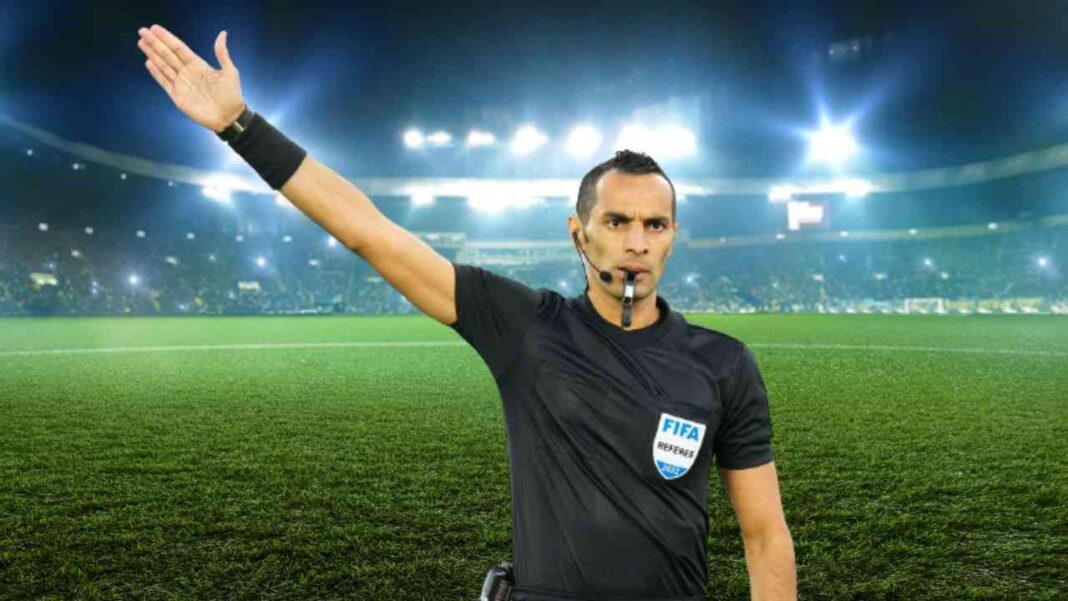 Arbitre Ghorbal en action lors d'un match de football international.