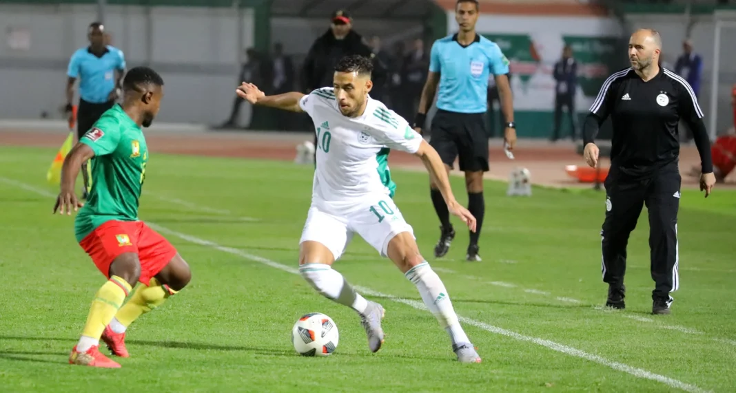 Equipe d’Algérie: Laissons Belmadi travaillé dans la sérénité, réclame une autre légende du football algérien Joueur algérien en action lors d'un match de football international.