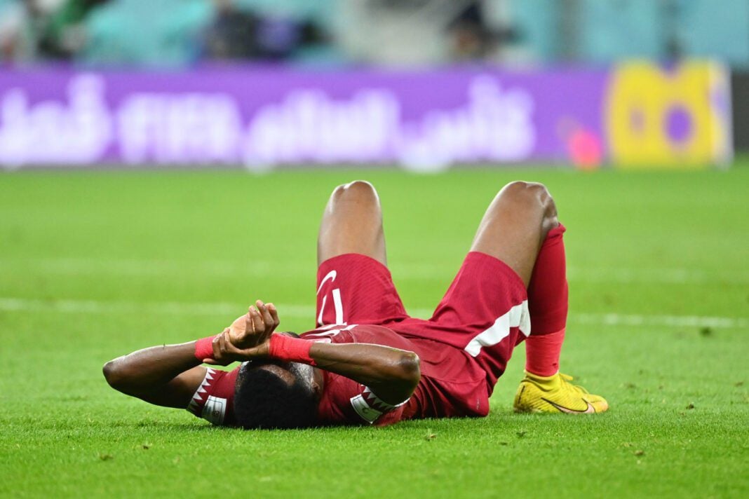 Joueur de football allongé sur le terrain après une blessure.