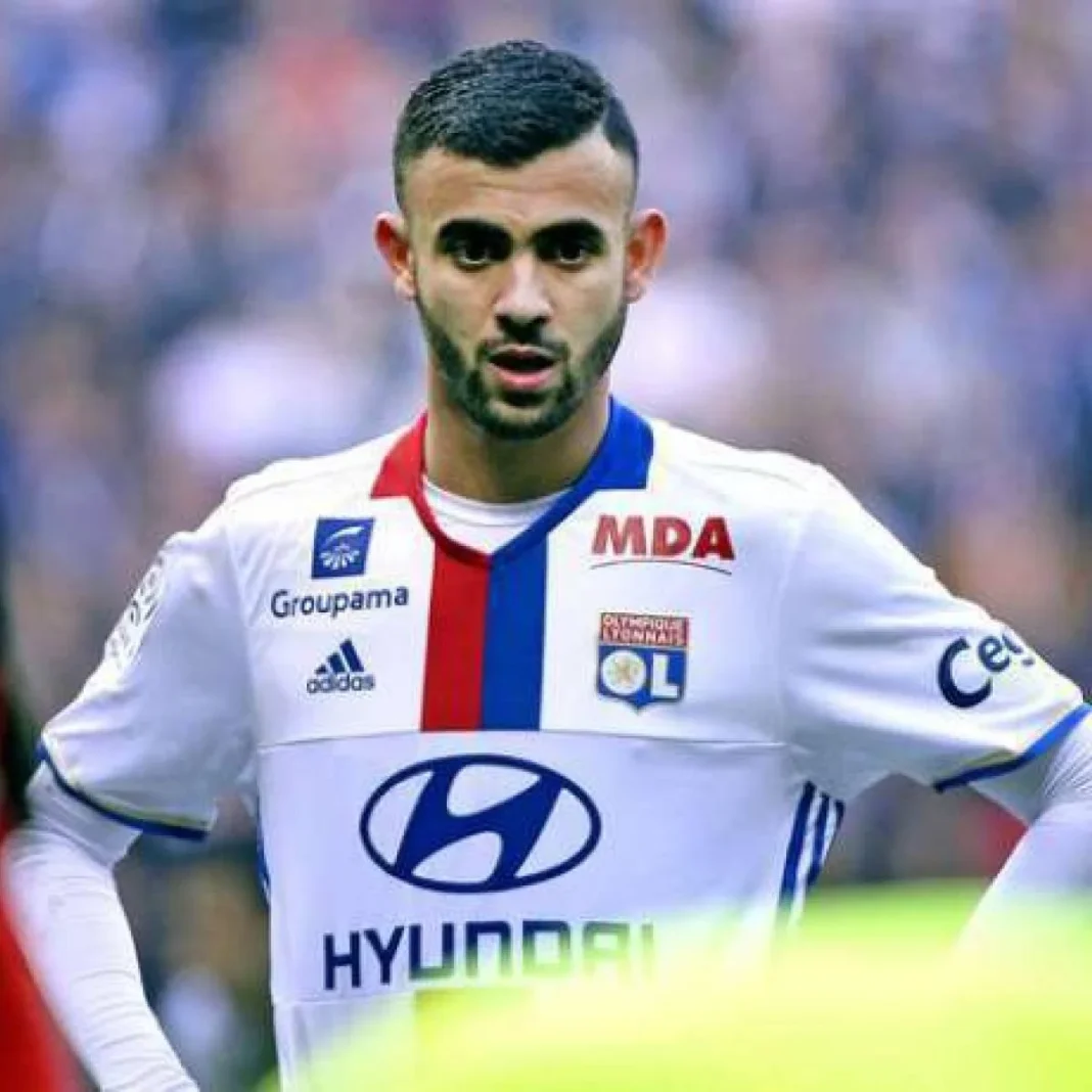 Rachid Ghazal, joueur algérien, en maillot de l'OL lors d'un match.