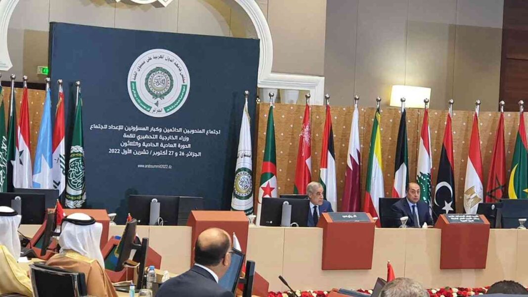 Fin du Sommet arabe 2022 : Voici ce qu’il faut retenir Participants du sommet arabe avec drapeaux et logo officiel.