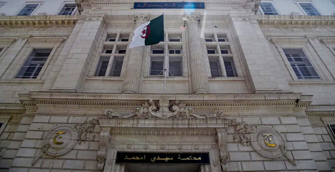 Façade du palais de justice avec drapeau algérien.
