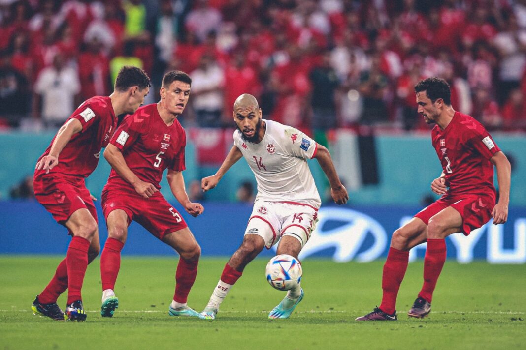 CDM 2022: Tunisie, le programme de ce samedi Joueur tunisien en action lors d'un match de football.