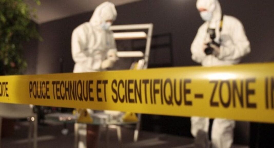 Drame : une femme enceinte retrouvée égorgée et poignardée au couteau à Oum El Bouaghi Enquêteurs en tenue de protection sur la scène du crime à Oum El Bouaghi.
