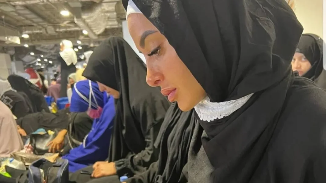 Dans la vidéo une star de la télévision française annonce sa conversion à l’islam Star de la télévision française en hijab, annonçant sa conversion à l'islam.