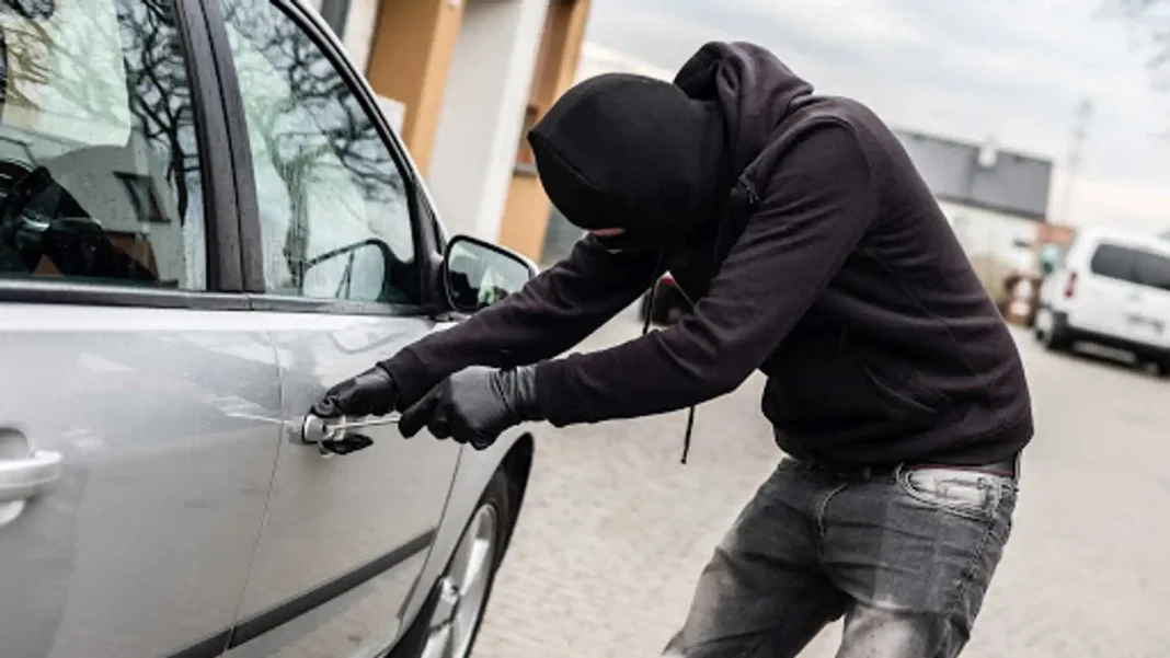Algérie : des voleurs de voitures arrêtés en Alger Homme masqué tentant de voler une voiture en Alger.