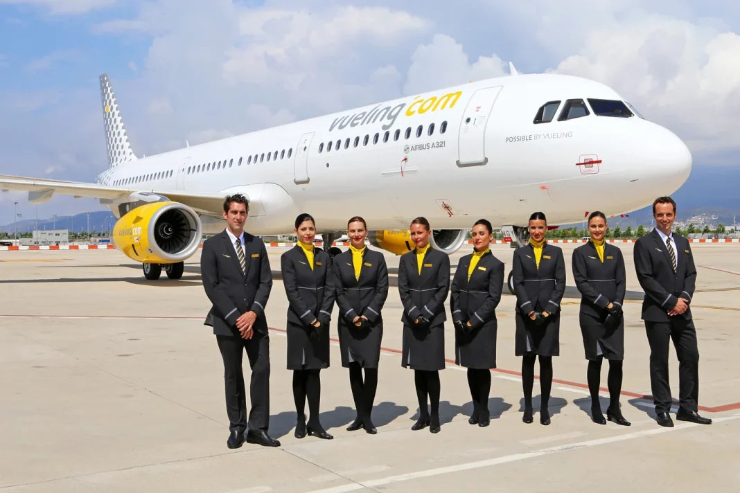 Vueling : Les vols vers l’Algérie sont-ils concernés par cette grève de trois mois? Personnel de Vueling en uniforme devant un avion à l'aéroport.