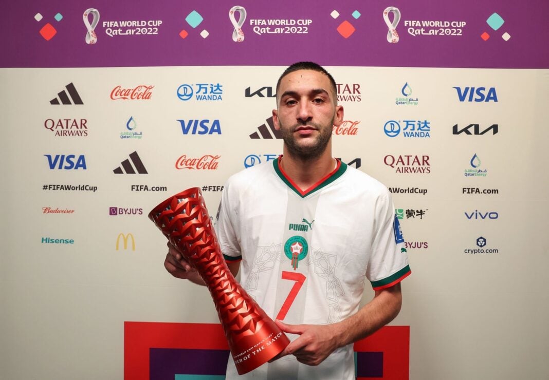 Maroc: Belgique, Ziyech remercie les supporters Ziyech tenant le trophée de la Coupe du Monde, célébration après la victoire.