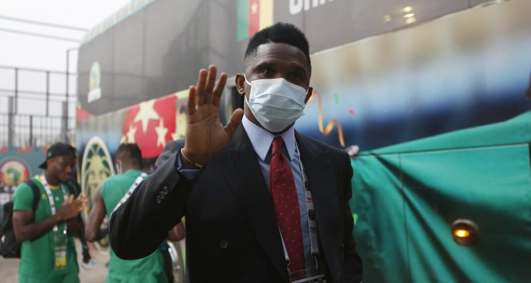 Enfin Eto’o évoque le match Algérie – Cameroun Samuel Eto'o portant un masque et saluant lors du match Algérie - Cameroun.