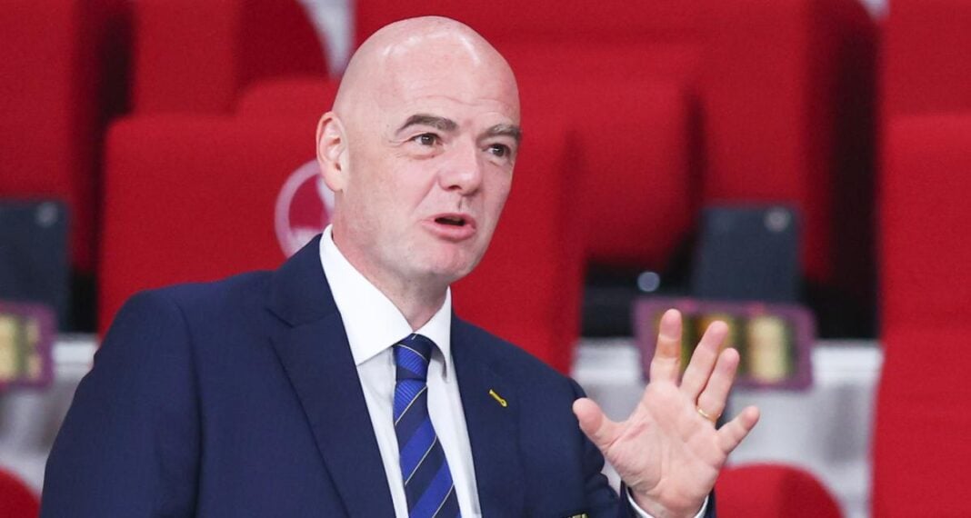 Scandale Le Graët : la France serait sous le coup de la FIFA Homme politique parlant lors d'une réunion officielle.