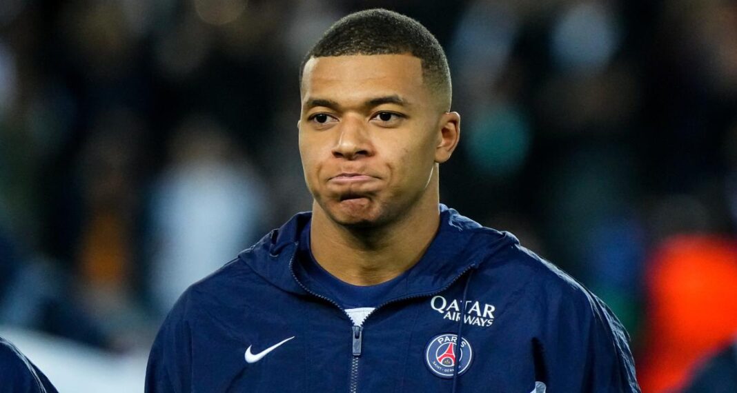 Mbappé, la Catastrophe confirmée Kylian Mbappé en tenue de football, concentré sur le terrain.