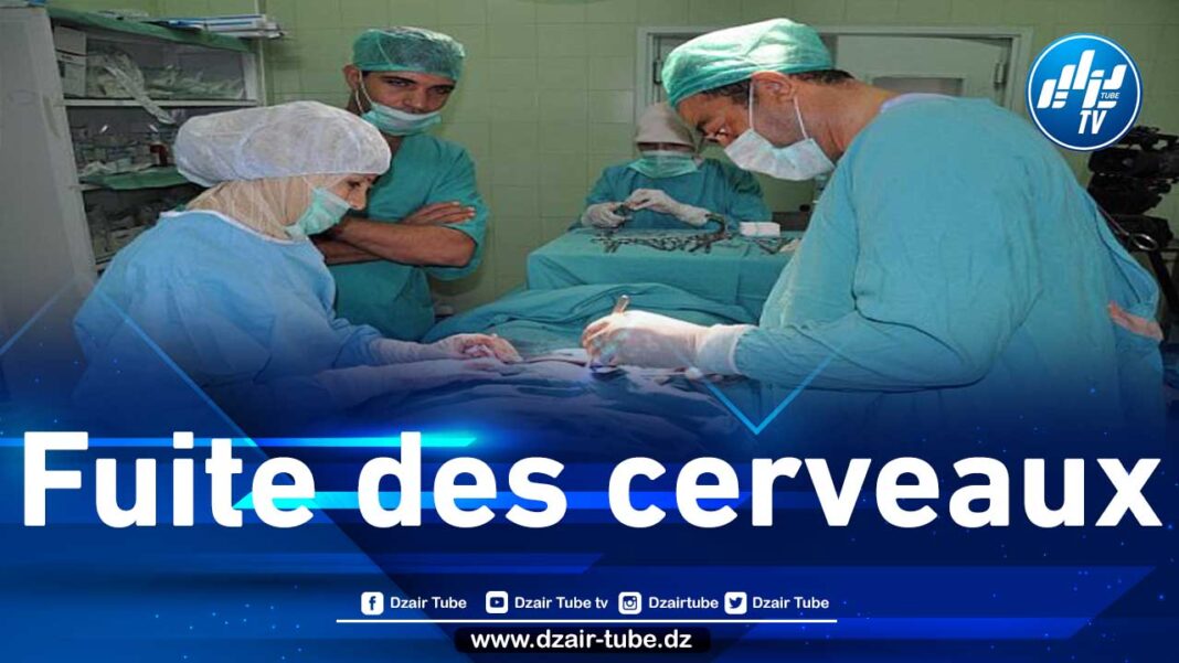 Chirurgiens en salle d'opération lors d'une intervention médicale.