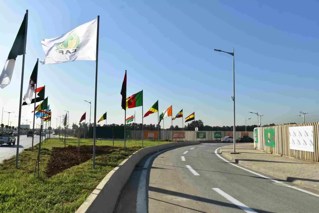 Algérie : les préparatifs pour le grand jour du 13 janvier 2023 se poursuivent (images) Drapeaux algériens et internationaux lors des préparatifs du 13 janvier 2023.