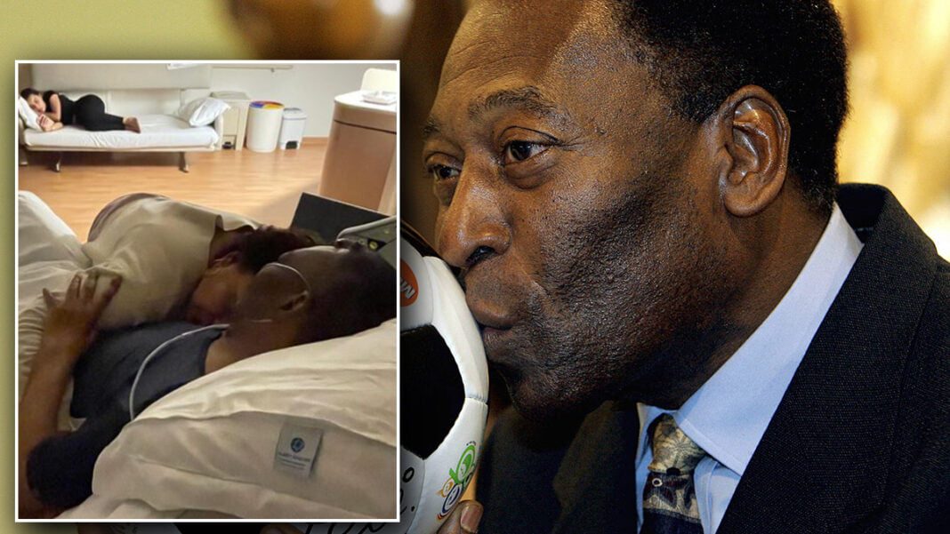 Découvrez la dernière photo émouvante du roi Pelé, postée par sa famille Portrait de Pelé avec un ballon de football lors d'une cérémonie.