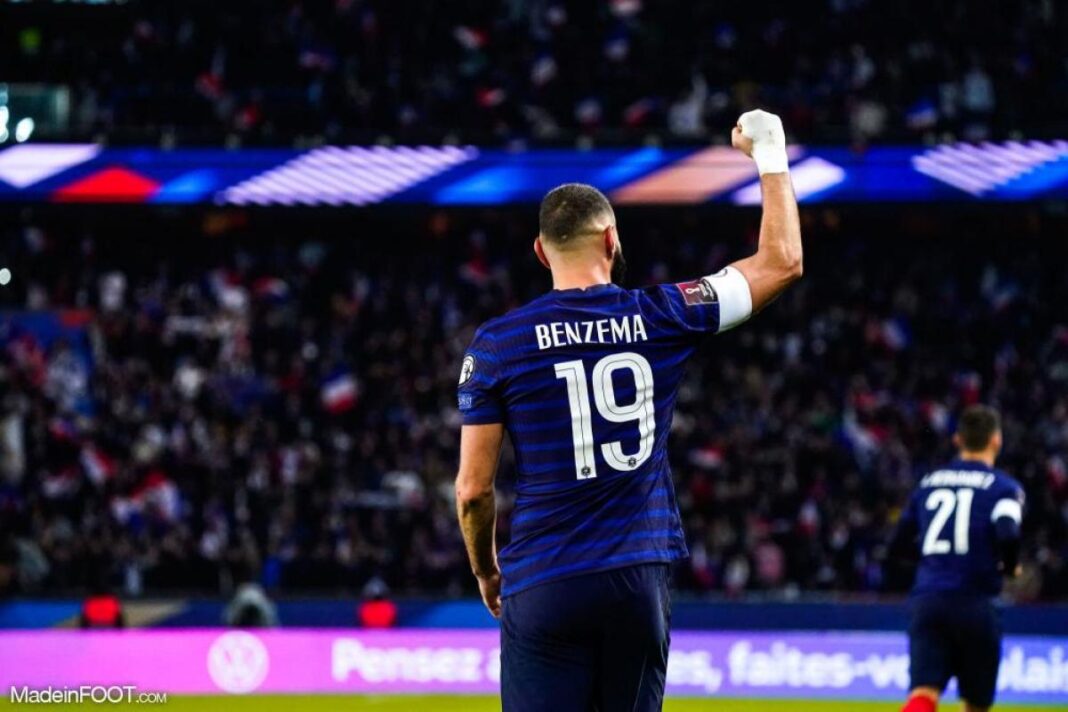 Equipe de France : de nouveaux détails hallucinants fuitent sur Benzema Karim Benzema portant le maillot de l'équipe de France, célébrant une victoire.