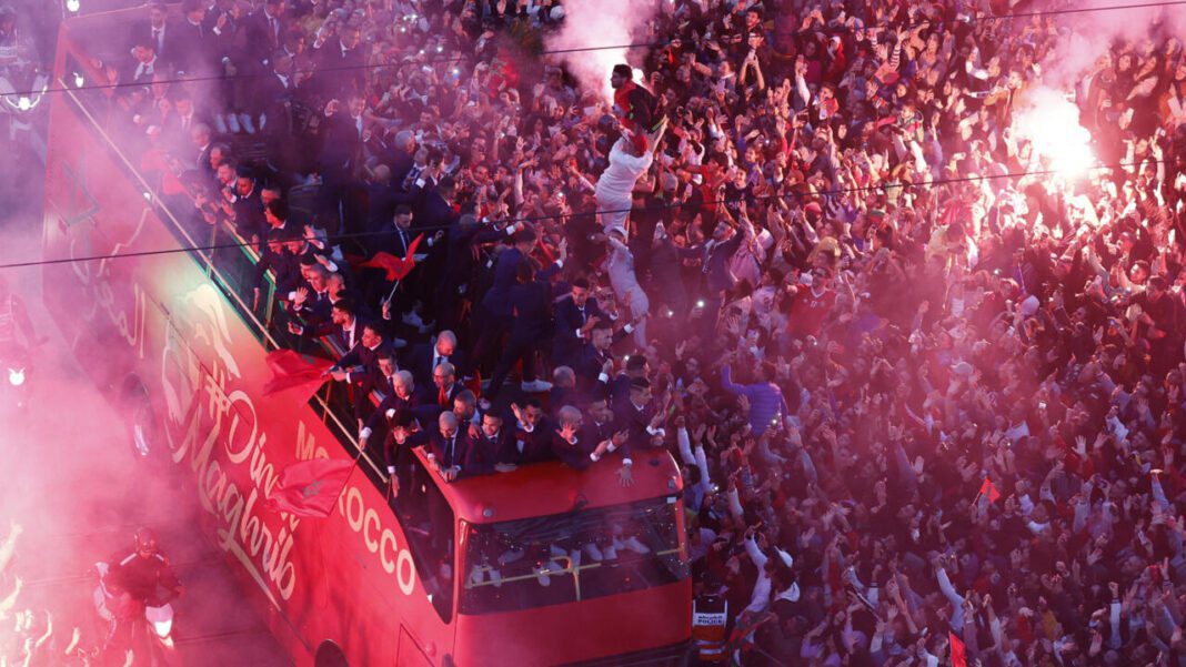 Les joueurs Marocains accueillis en héros au Maroc (vidéo) Supporters marocains célébrant la victoire lors d'un événement sportif.