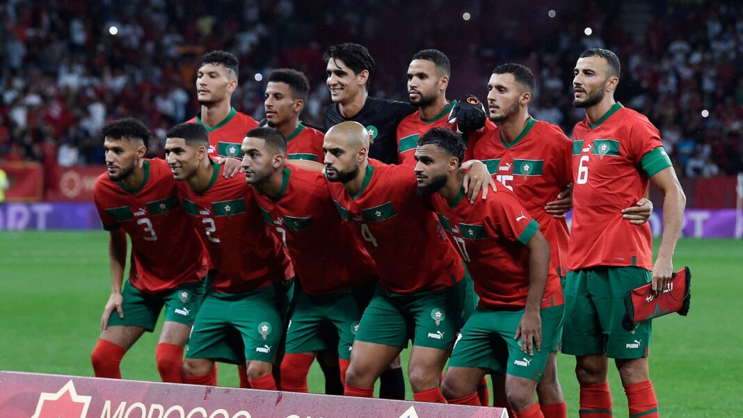 Coupe du monde: des joueurs marocains comparés à des terroristes de Daech par une chaîne allemande Les joueurs marocains de football en tenue rouge et verte sur le terrain.