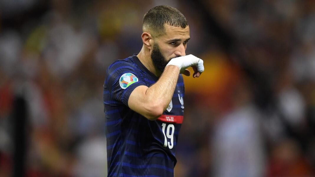 Benzema. L’incroyable revirement de situation! Karim Benzema, joueur de football, en pleine réflexion lors d'un match.