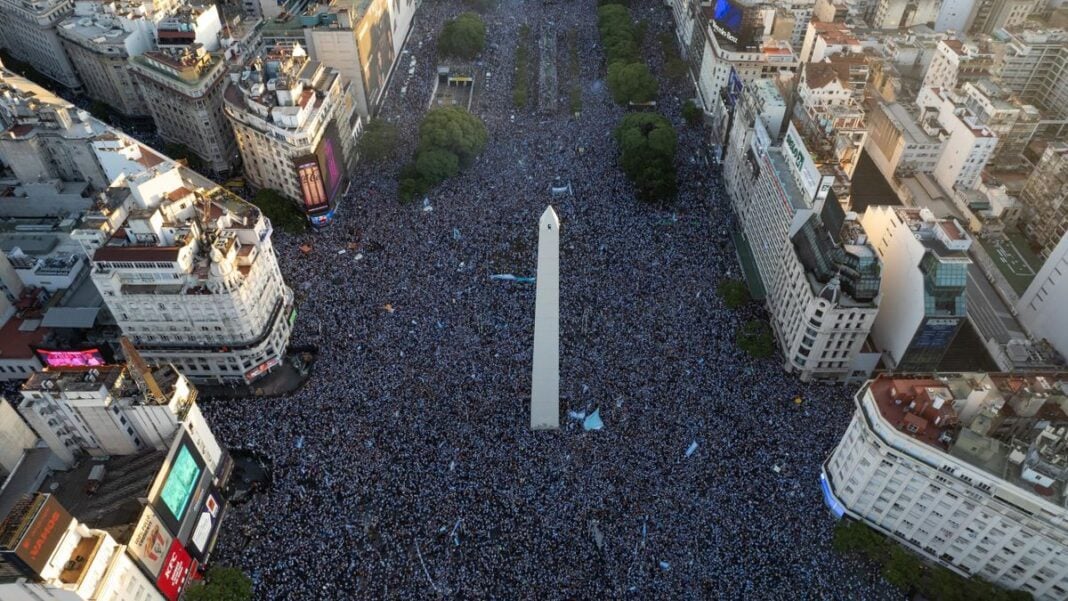 Jour férié en Argentine pour célébrer le sacre mondial Foule immense à Buenos Aires pour un jour férié national en Argentine.