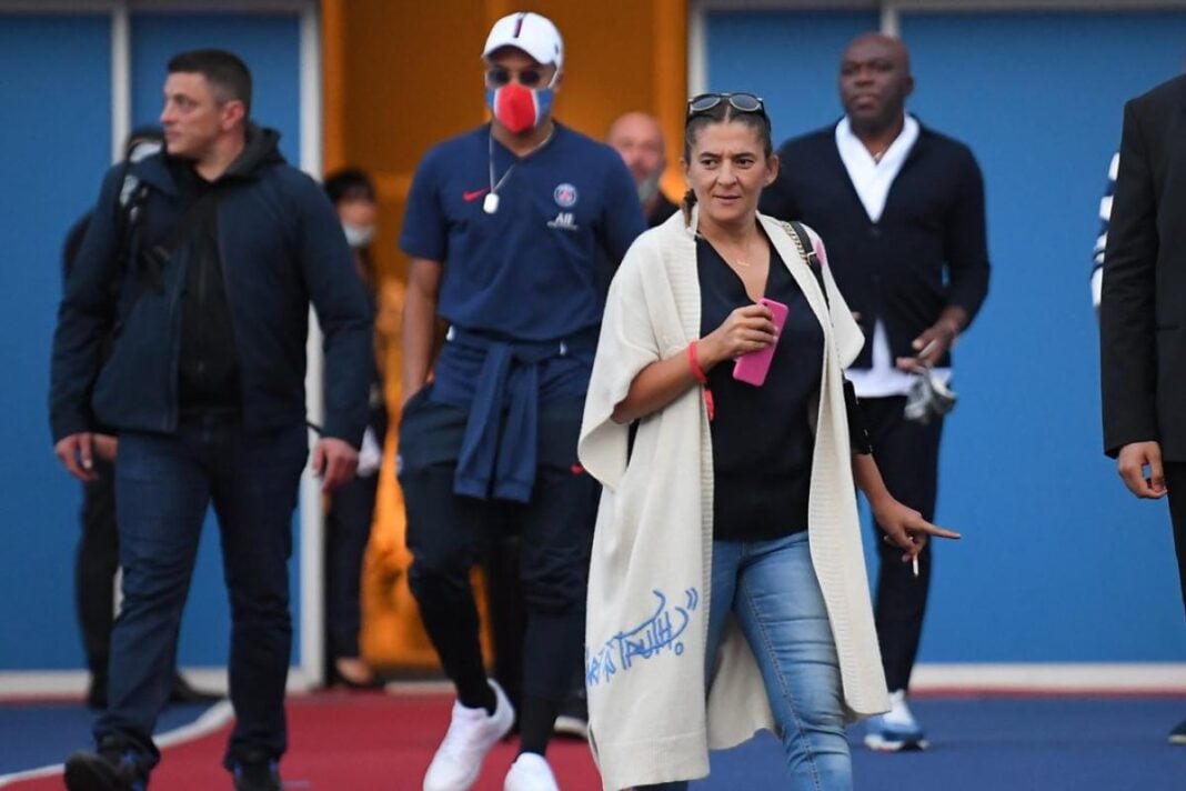 Qui est Fayza Lamari, mère et conseillère de Kylian Mbappé la star de l’équipe de France ? Fayza Lamari en déplacement avec Kylian Mbappé à l'aéroport.