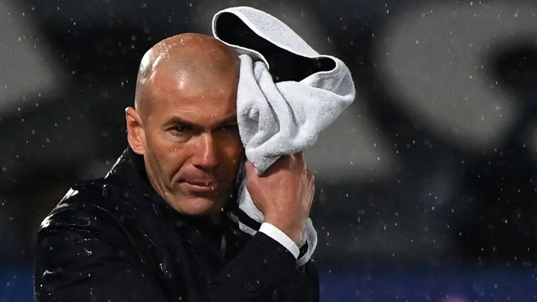 Zidane, les incroyables révélations Zidane essuyant la pluie avec une serviette lors d'un match.