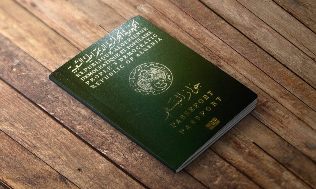 Voyage : voici le rang du passeport algérien et les pays qui lui sont ouverts sans visa Passeport algérien vert sur une surface en bois.