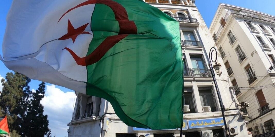 Liberté religieuse : l’Algérie dans le viseur de Washington Drapeau national algérien dans une rue urbaine en Algérie.