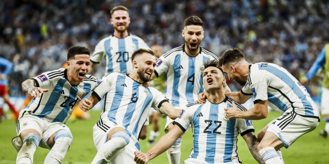 Les joueurs argentins célèbrent leur victoire Les joueurs de l'Argentine célèbrent leur qualification en demi-finale.