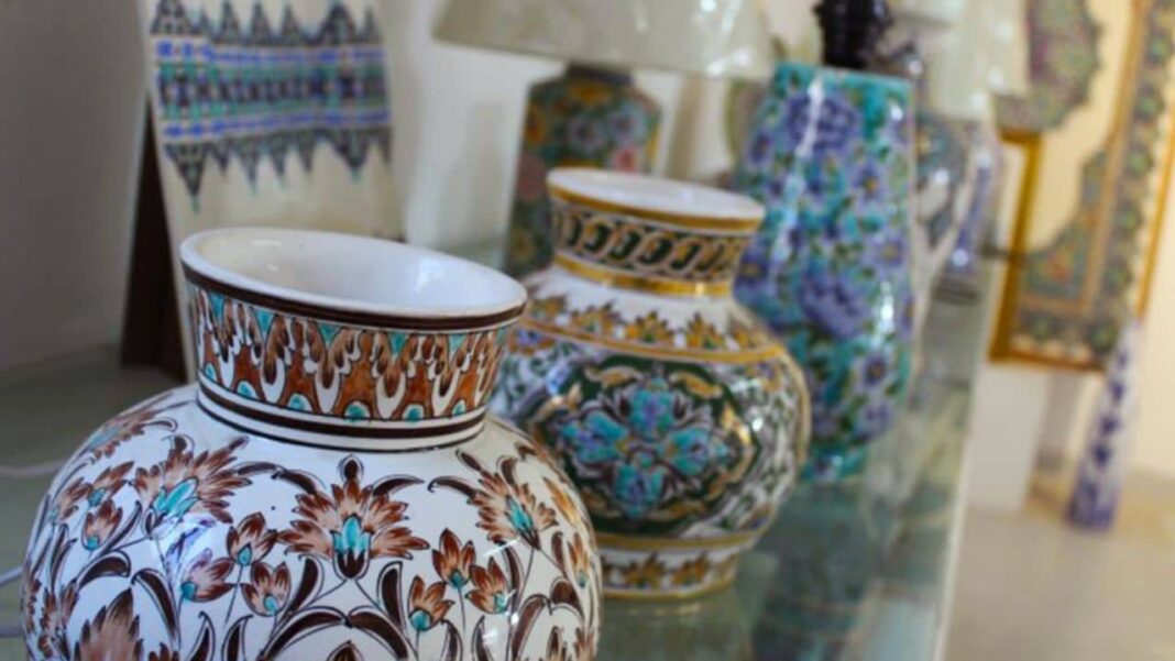Algérie :Une diplomate chinoise fait la promotion des produits algériens Vases en céramique avec motifs traditionnels algériens.