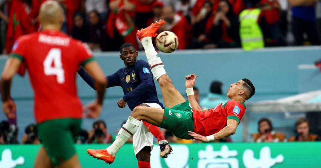 Match de football Maroc France 2022 Joueur marocain en action lors du match contre la France en 2022.